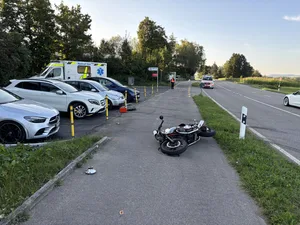29772087-1 Der Motorradfahrer erlitt bei der Kollision mittelschwere Verletzungen und wurde ins Krankenhaus gebracht.