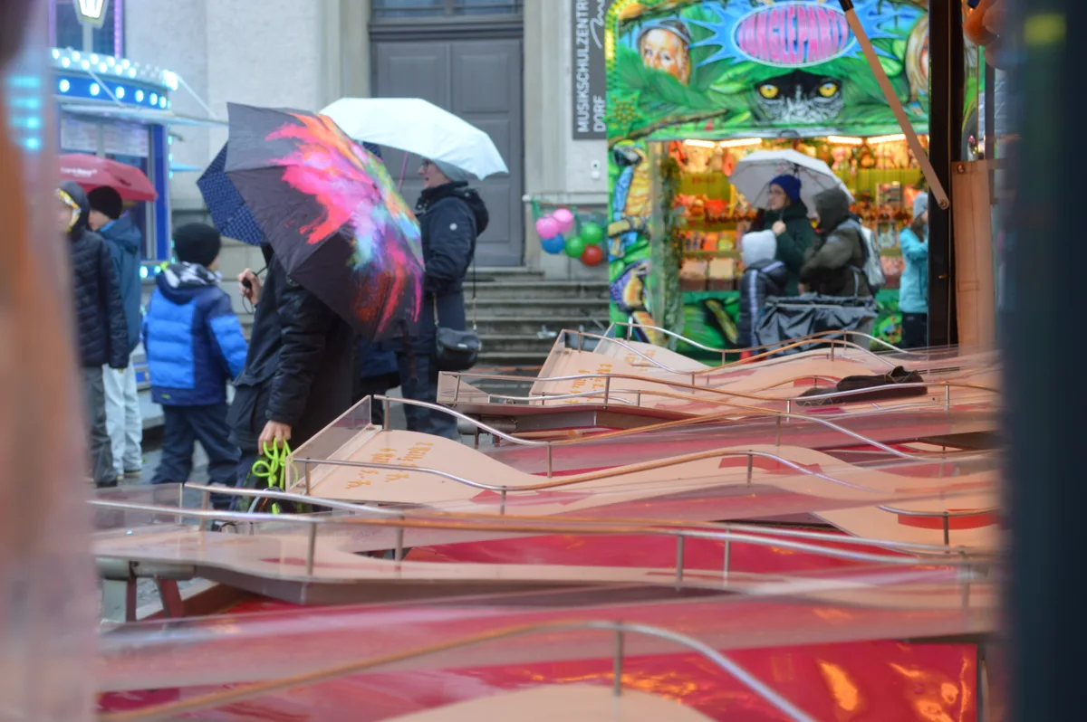 Der Ustermaert ist trotz Regen gut besucht.