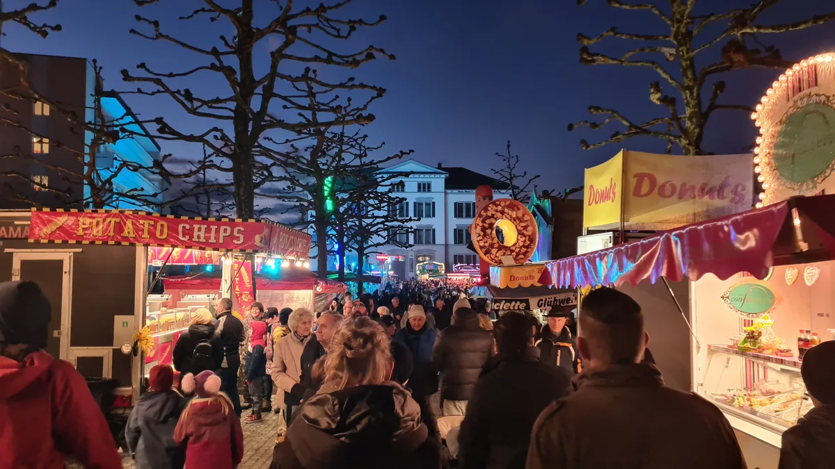 Glühwein und Gemütlichkeit: Feierabendstimmung am Märt Glühwein und Gemütlichkeit: Feierabendstimmung am Märt
