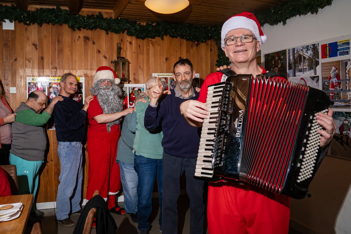 Den Weihnachtszauber findet man im Oberland mit dem Samichlausbus.