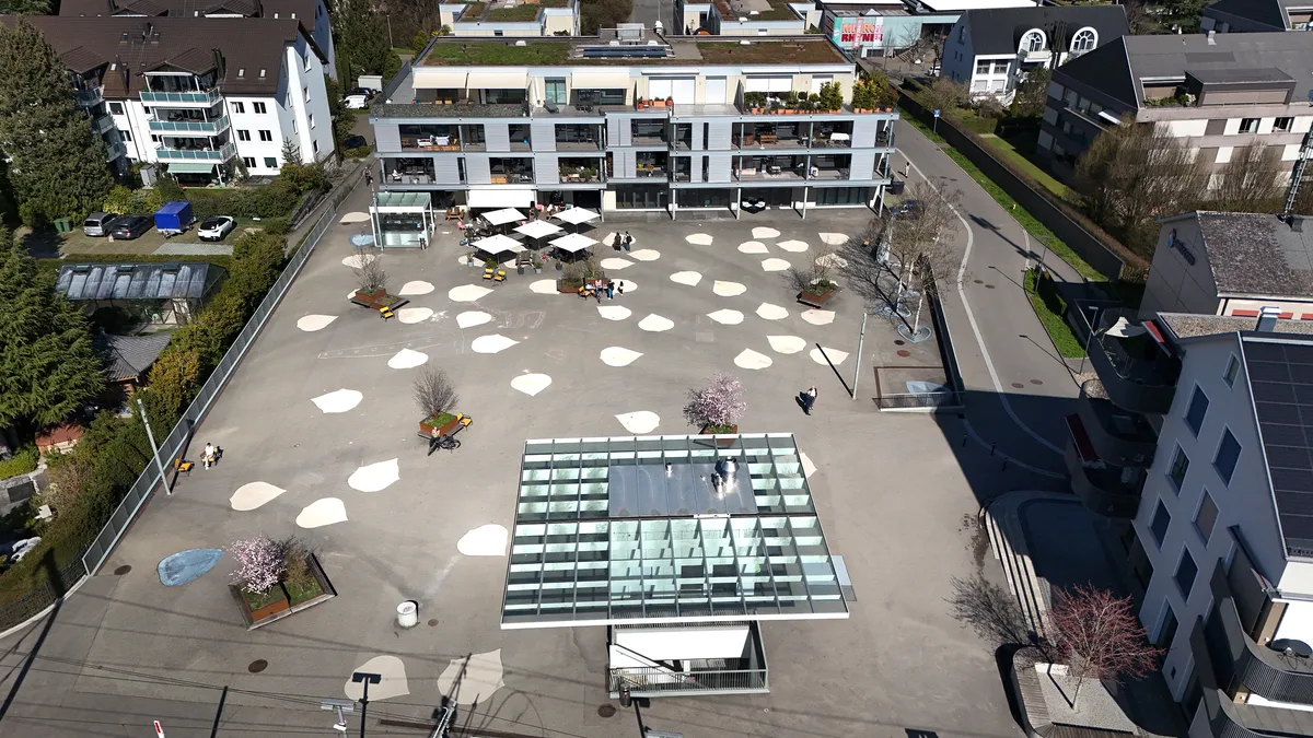 10868553-2 Hier beim Chilbiplatz in Egg soll wieder Leben einkehren – mit einem eigenen Raum für die Bevölkerung. (Archiv)