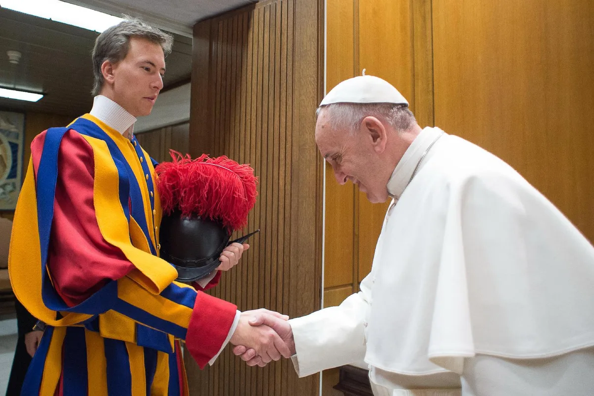 Als ehemaliger Gardist hatte der Oberländer Spitzenkoch David Geisser viele persönliche Kontakte mit Papst Franziskus. Als ehemaliger Gardist hatte der Oberländer Spitzenkoch David Geisser viele persönliche Kontakte mit Papst Franziskus.