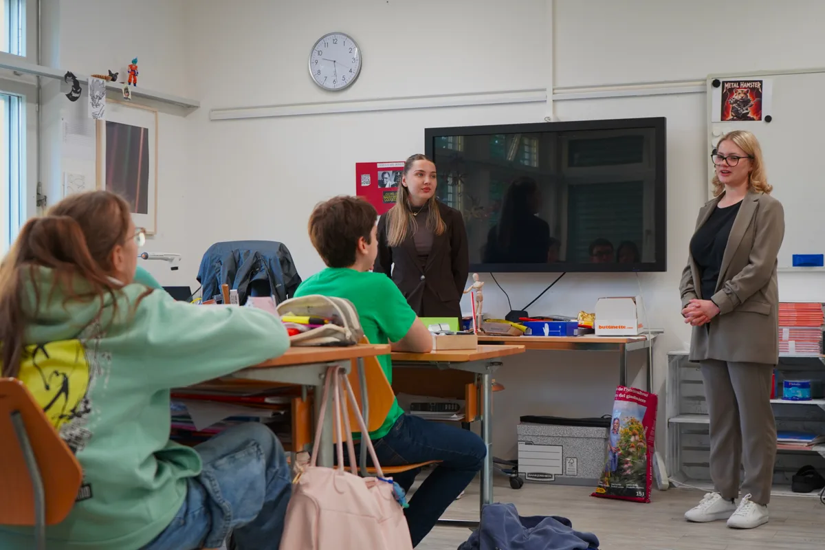 Die Schülerinnen und Schüler der zweiten Oberstufe nutzten die Möglichkeit, Fragen zu stellen.