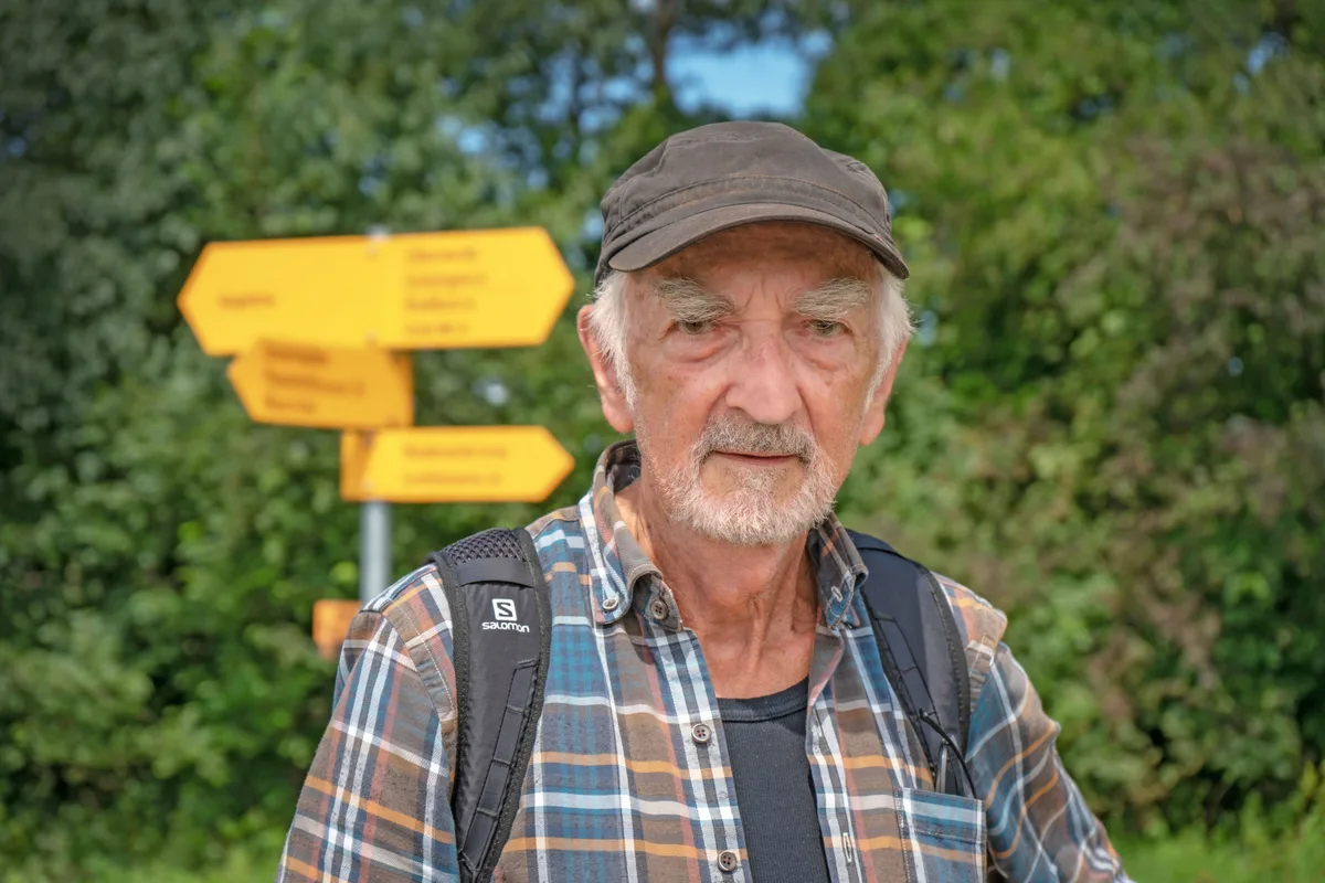 26706805-1 Man sieht einen Wanderer vor einem Wanderwegweiser.