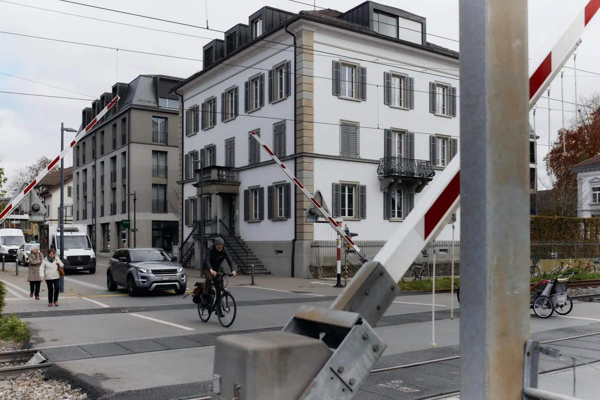 Fussgängerinnen, Velos, Autos: An diesem Bahnübergang beim Bahnhof in Uster kommt es laut Stadtpolizei regelmässig zu «haarsträubenden Situationen». Fussgängerinnen, Velos, Autos: An diesem Bahnübergang beim Bahnhof in Uster kommt es laut Stadtpolizei regelmässig zu «haarsträubenden Situationen».