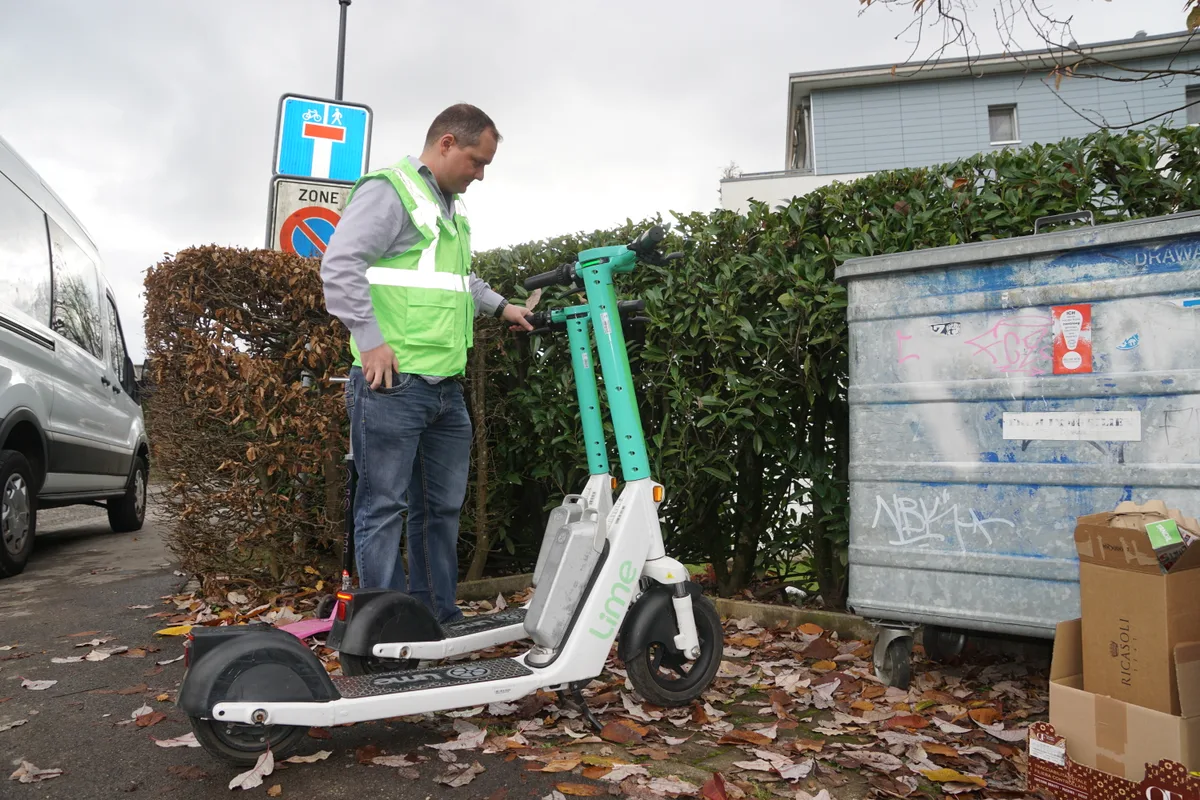 Matthias Niederberger nimmt uns mit zu den abgestellten Lime-Fahrzeugen.