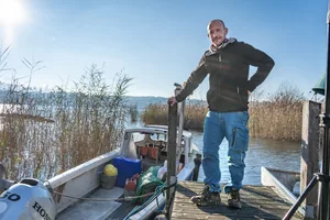 Seit vier Generationen fischt die Familie Weidmann auf dem Zürichsee. Jetzt hat Samuel Weidmann auch die Seepacht auf dem Greifensee erworben. Seit vier Generationen fischt die Familie Weidmann auf dem Zürichsee. Jetzt hat Samuel Weidmann auch die Seepacht auf dem Greifensee erworben.
