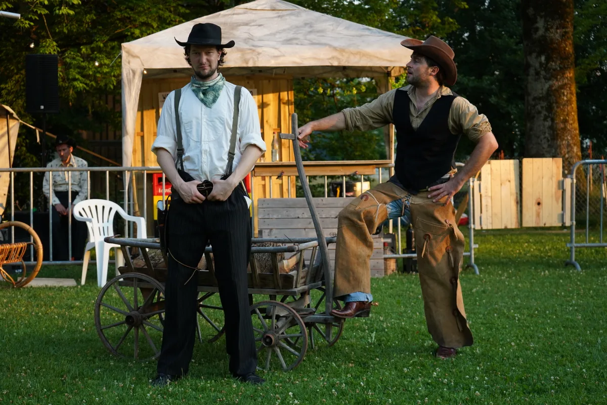 Joachim Aeschlimann (links) und Miro Maurer proben im Ustermer Stadtpark für die neue Theaterinszenierung des Kulturhauses Central.