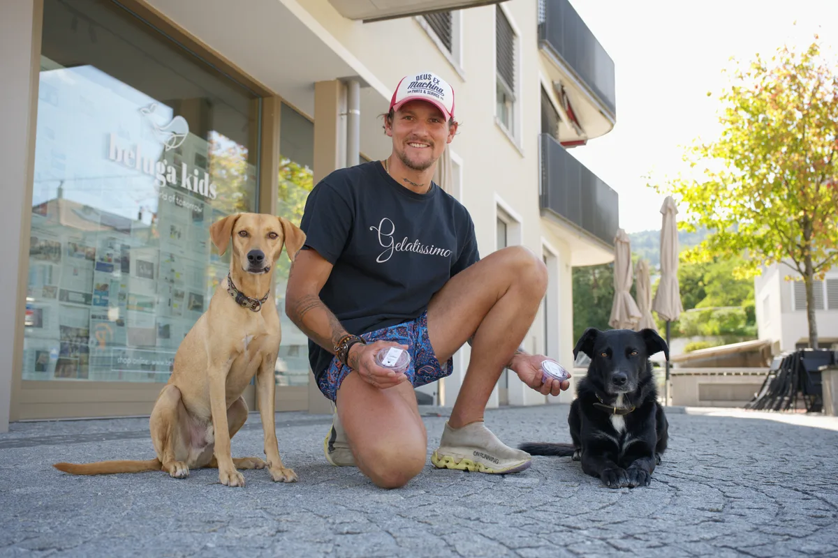 An einer Glace erfreut sich nicht nur Noah Bühler. Auch seine beiden Hunde Bacco (links) und Balou wissen die Kreationen zu schätzen.