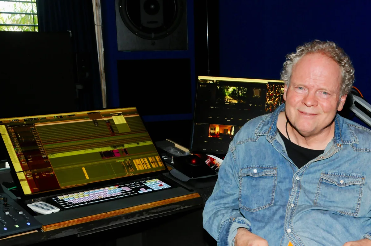 26764162-1 Christian Beusch verbringt unzählige Stunden am Mischpult seines Tonstudios.