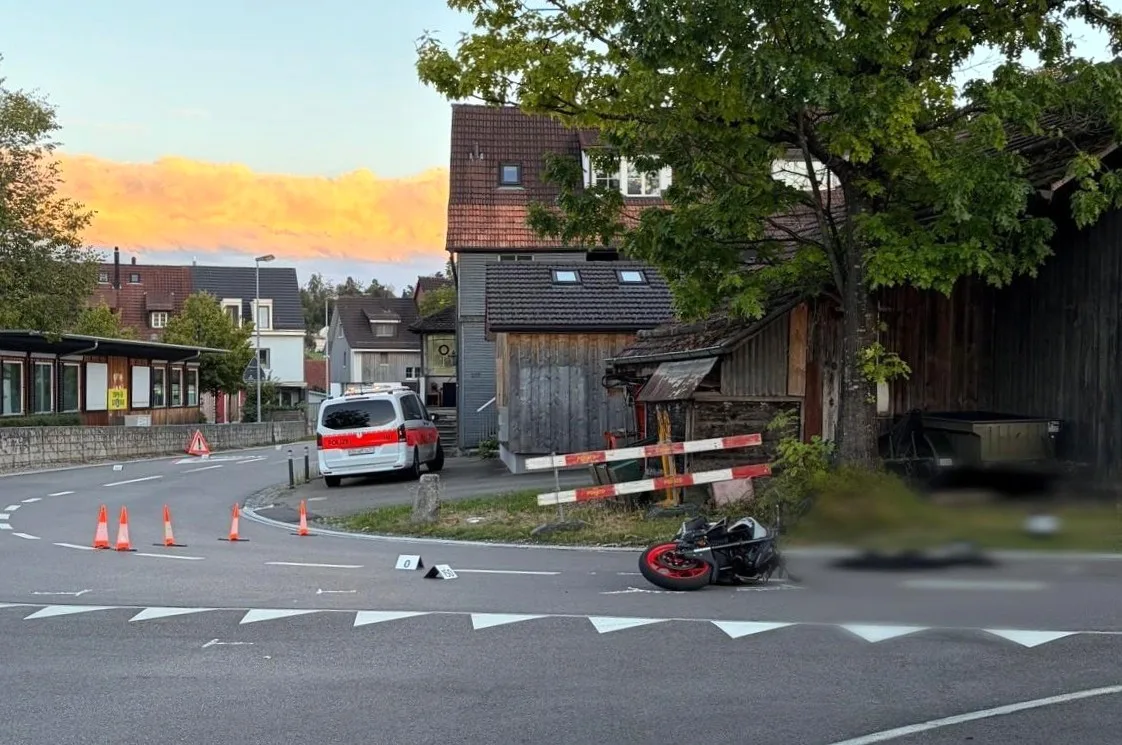 Auf der Zürichstrasse in Binz kam es am Sonntagabend zu einem schweren Unfall. 
