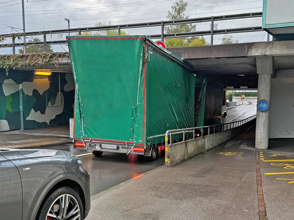 Am Mittwochmorgen blieb ein Lastwagen samt Anhänger in der Unterführung Dammstrasse stecken.