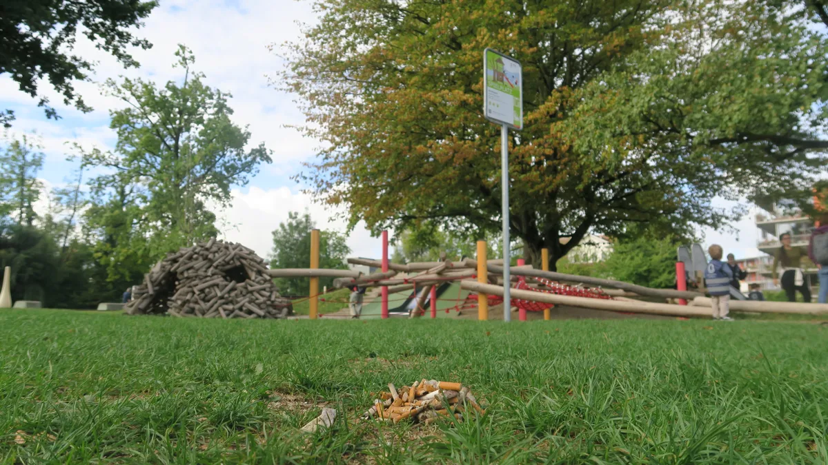 Überdurchschnittlich viele Zigarettenkippen waren auf dem Spielplatz verstreut.