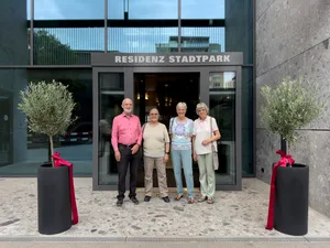 Feierliche Stimmung unter den ersten Bewohnern der Residenz Stadtpark. Von rechts: die Bewohnerinnen Anja Wettstein und Myrta Bühler, das Ehepaar Annamaria und Paul Brändli. Feierliche Stimmung unter den ersten Bewohnern der Residenz Stadtpark. Von rechts: die Bewohnerinnen Anja Wettstein und Myrta Bühler, das Ehepaar Annamaria und Paul Brändli.