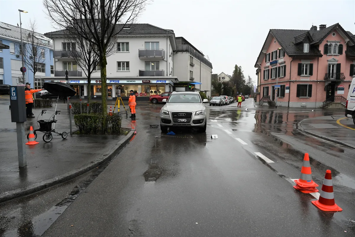 23560284-6 Der Unfall ereignete sich an der Kreuzung Neuhofstrasse/Bahnhofstrasse.