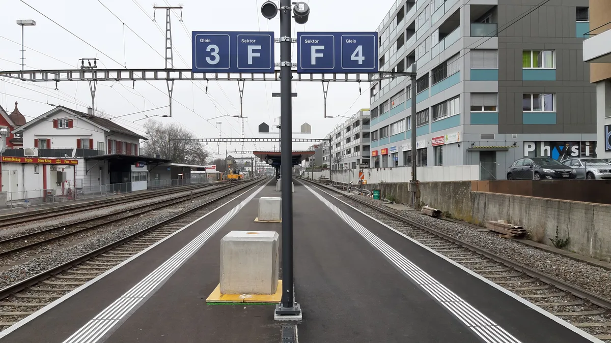 22139051-3 Bahnhof Dübendorf Perron Sektor F