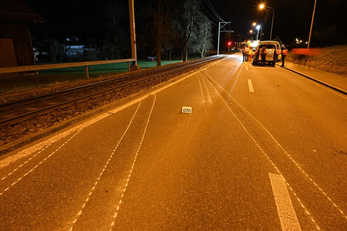 Auf der Forchstrasse in Esslingen überschlug sich am Donnerstagabend ein Auto.