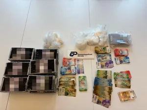 Die Polizei konnte über 22 Kilogramm Kokain und mehrere zehntausend Franken Bargeld sichergestellt. Die Polizei konnte über 22 Kilogramm Kokain und mehrere zehntausend Franken Bargeld sichergestellt.