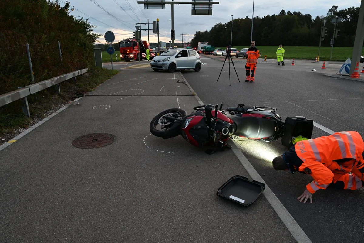 13620449-1 Die Polizei bei der Spurensicherung nach dem Unfall in Volketswil.