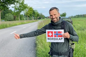 SRF-Journalist machte sich per Autostopp auf die 4000 Kilometer lange Reise zum Nordkap. SRF-Journalist machte sich per Autostopp auf die 4000 Kilometer lange Reise zum Nordkap.