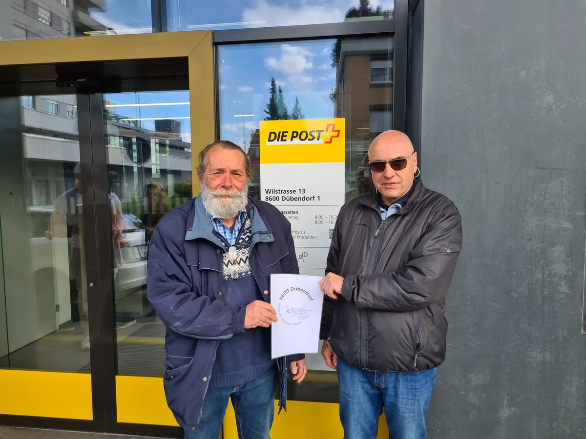 Markus Wiedersheim (links) und Gérald Gorgerat präsentieren den neuen Werbestempel vor der Post Dübendorf. Markus Wiedersheim (links) und Gérald Gorgerat präsentieren den neuen Werbestempel vor der Post Dübendorf.