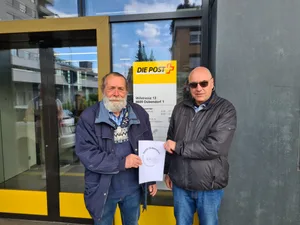 Markus Wiedersheim (links) und Gérald Gorgerat präsentieren den neuen Werbestempel vor der Post Dübendorf. Markus Wiedersheim (links) und Gérald Gorgerat präsentieren den neuen Werbestempel vor der Post Dübendorf.