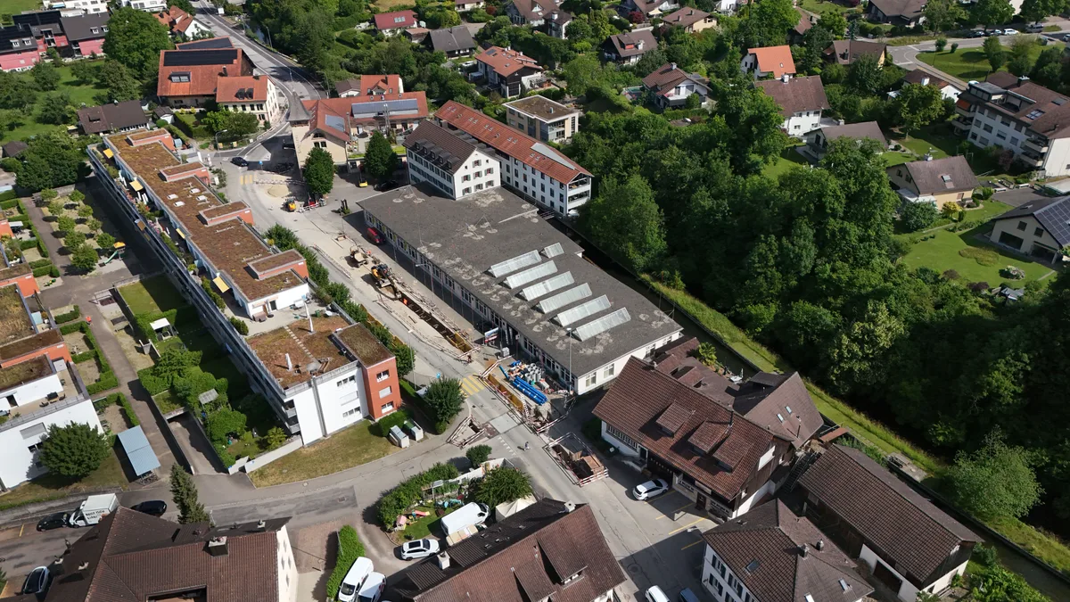 31024359-1 Die Strassensanierung in Niederuster dauert weiter an. Jetzt wollen Ustermer Politiker Antworten auf Fragen zum Baustellenmanagement.