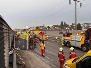 Verunfallter LKW kurz vor der Bergung Verunfallter LKW kurz vor der Bergung