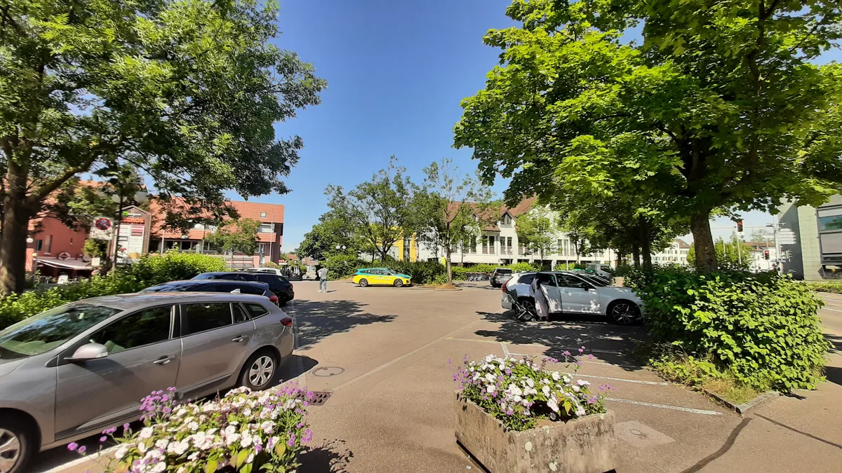 13506188-12 Seit Jahren ein politischer Zankapfel: der Adlerplatz im Zentrum Dübendorfs.