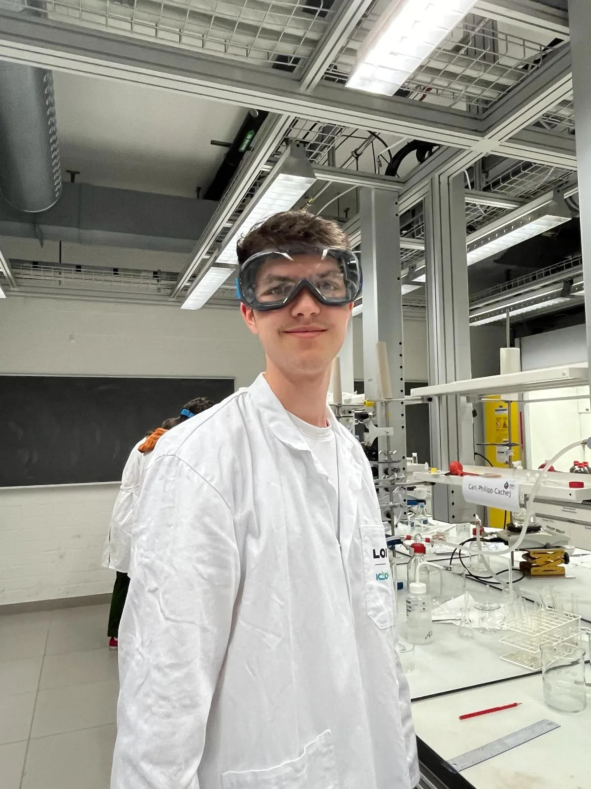 24081598-5 Hier fühlt sich Andrin Hauenstein in seinem Element: im Chemie-Labor.