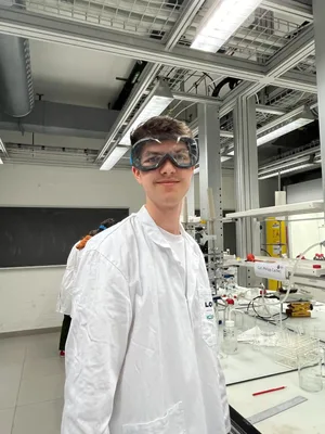 24081598-5 Hier fühlt sich Andrin Hauenstein in seinem Element: im Chemie-Labor.