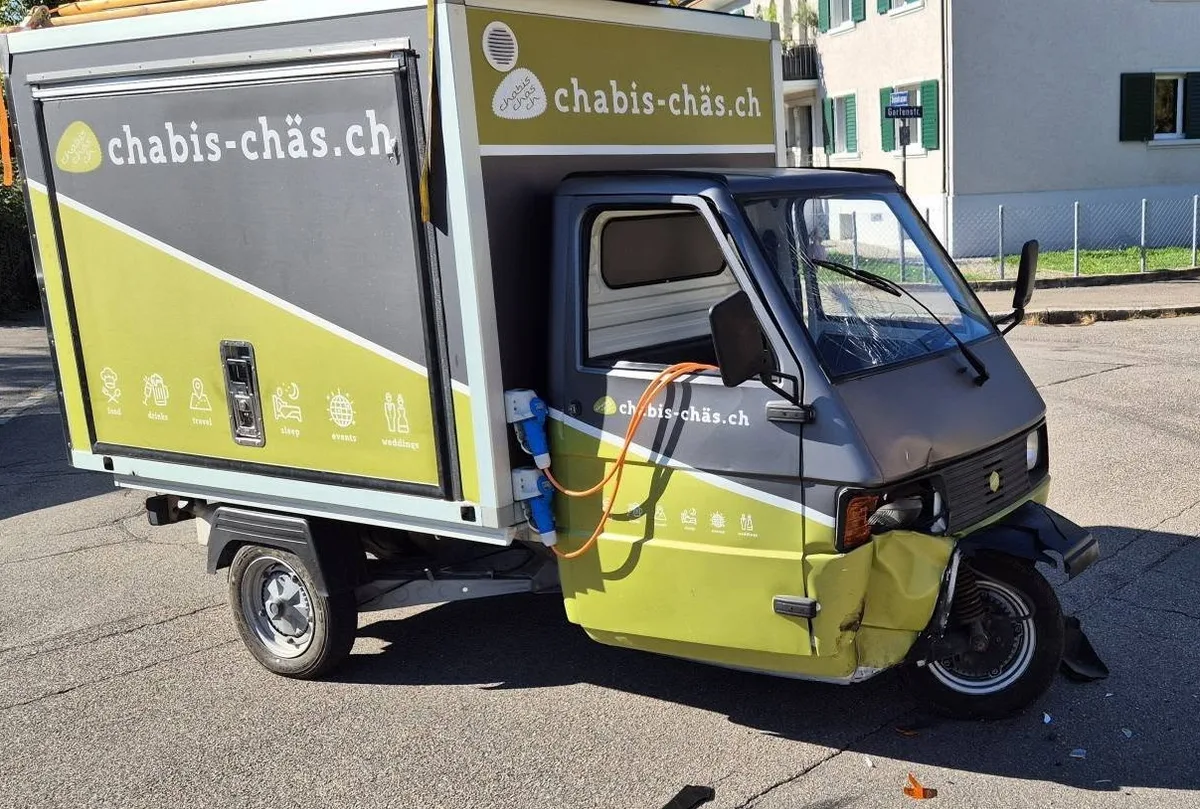 Sichtbare Unfallfolgen: Die Piaggio Ape von Reto Günthard ist nicht mehr fahrtauglich.