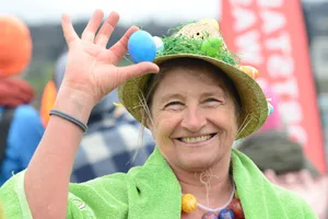 Die stolzen Schwimmer präsentieren ihre Eier Die stolzen Schwimmer präsentieren ihre Eier