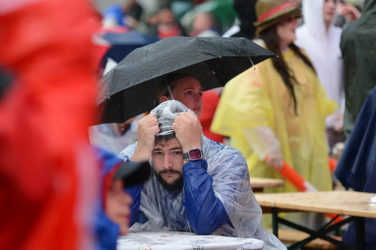 Niedergeschlagene und traurige Gesichter am public Viewing Uster