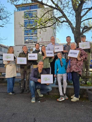 Die Initianten vor dem Stadthaus, wo sie die Unterschriften überreichten. Die Initianten vor dem Stadthaus, wo sie die Unterschriften überreichten.