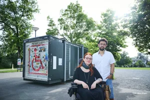 Das Künstlerduo mit Jasmin Polsini und Valentin Weilenmann schufen die Installation "behindert". Das Künstlerduo mit Jasmin Polsini und Valentin Weilenmann schufen die Installation "behindert".