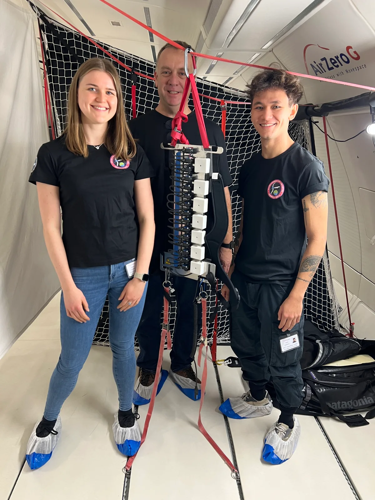 Bilder Spaceblog Schwerelosigkeit Dezember 2023
Vorbereitung: Die beiden Uni-Studenten Dave und Bianca mit dem Forschungsleiter Jaap Swanenburg im Forschungsflugzeug Bilder Spaceblog Schwerelosigkeit Dezember 2023
Vorbereitung: Die beiden Uni-Studenten Dave und Bianca mit dem Forschungsleiter Jaap Swanenburg im Forschungsflugzeug