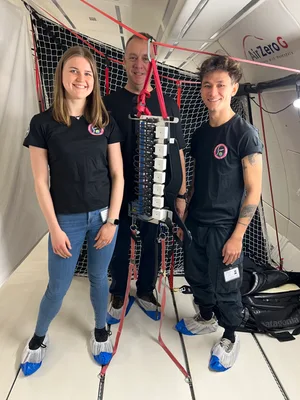 Bilder Spaceblog Schwerelosigkeit Dezember 2023
Vorbereitung: Die beiden Uni-Studenten Dave und Bianca mit dem Forschungsleiter Jaap Swanenburg im Forschungsflugzeug Bilder Spaceblog Schwerelosigkeit Dezember 2023
Vorbereitung: Die beiden Uni-Studenten Dave und Bianca mit dem Forschungsleiter Jaap Swanenburg im Forschungsflugzeug