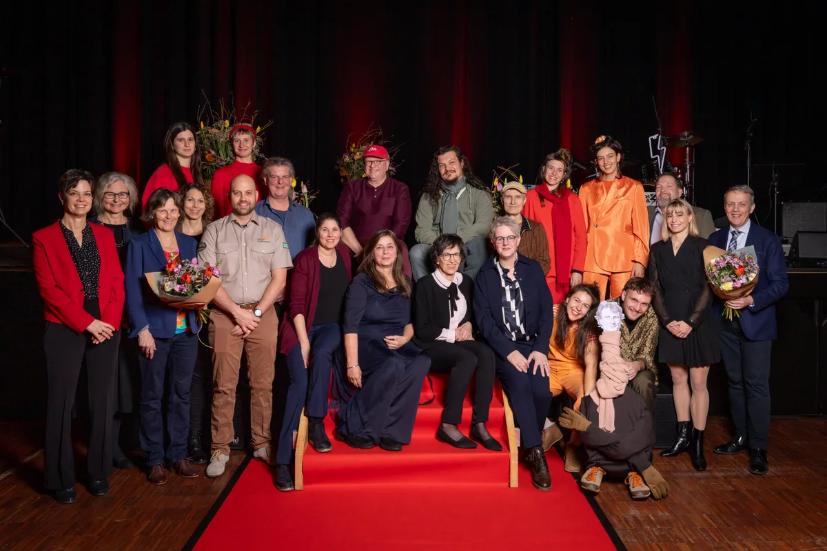 22370088-5 DIe Stadtpreise Uster werden in den Kategorien Kunst, Sport, Nachhaltigkeit und Engagement vergeben. Die Preisträgerinnen und Preisträger auf einem Gruppenbild mit Stadtpräsidentin Barbara Thalmann (2.v.l.).