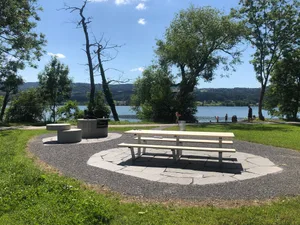 23129164-3 Die Stadt Uster hat per Ende Mai 2020 am Greifenseeufer zwischen Riedikon und Uster alle Grillstellen und Sitzbänke erneuert.