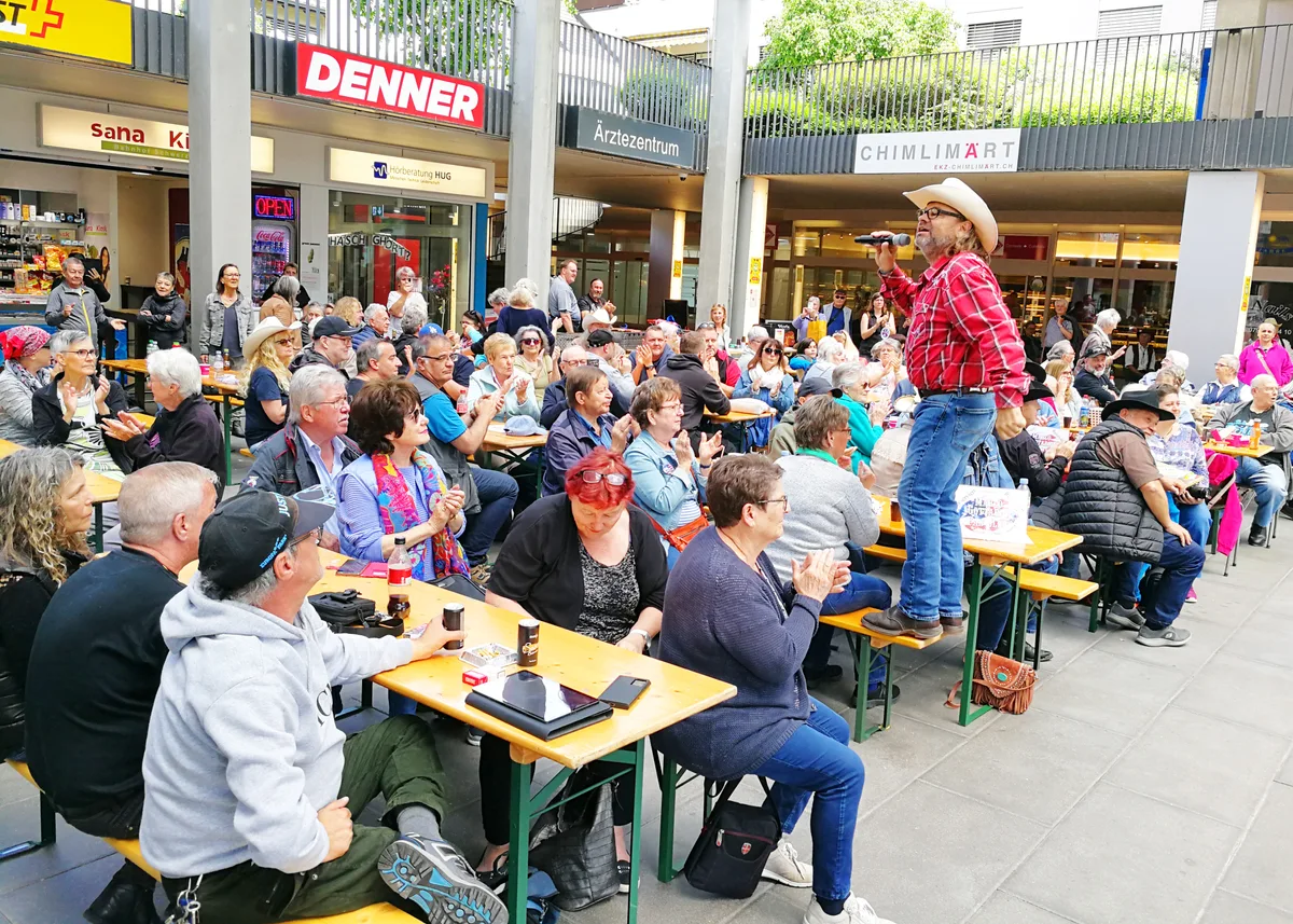 Bitte mitklatschen, motiviert der Sänger Marco Gottardi das Publikum Bitte mitklatschen, motiviert der Sänger Marco Gottardi das Publikum