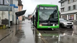 13108117-2 Leute steigen an einer Haltestelle in einen Bus.
