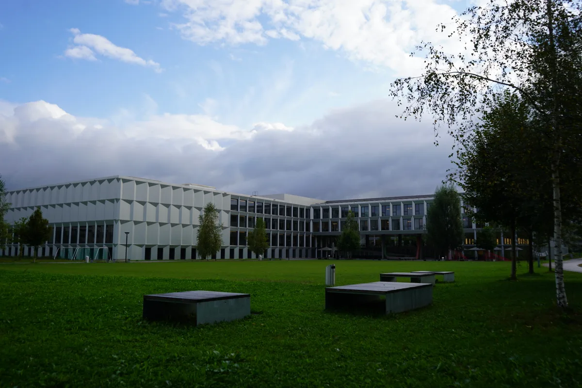 In der Kantonsschule Uster gehen über Tausend Schülerinnen und Schüler ein und aus.