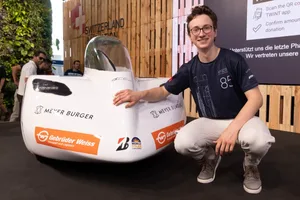 Der 22-jährige Gian-Leo Willi posiert vor dem Technik-Wunder, welches er zu grossen Teilen mit geschaffen hat. Der 22-jährige Gian-Leo Willi posiert vor dem Technik-Wunder, welches er zu grossen Teilen mit geschaffen hat.