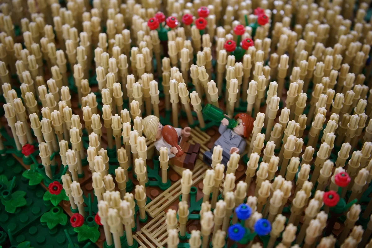 Zwei Erntehelfer liegen im Lego-Feld und lassen die Seele baumeln. Doch lange dauert es nicht mehr, bis der Bauer sie entdeckt. 