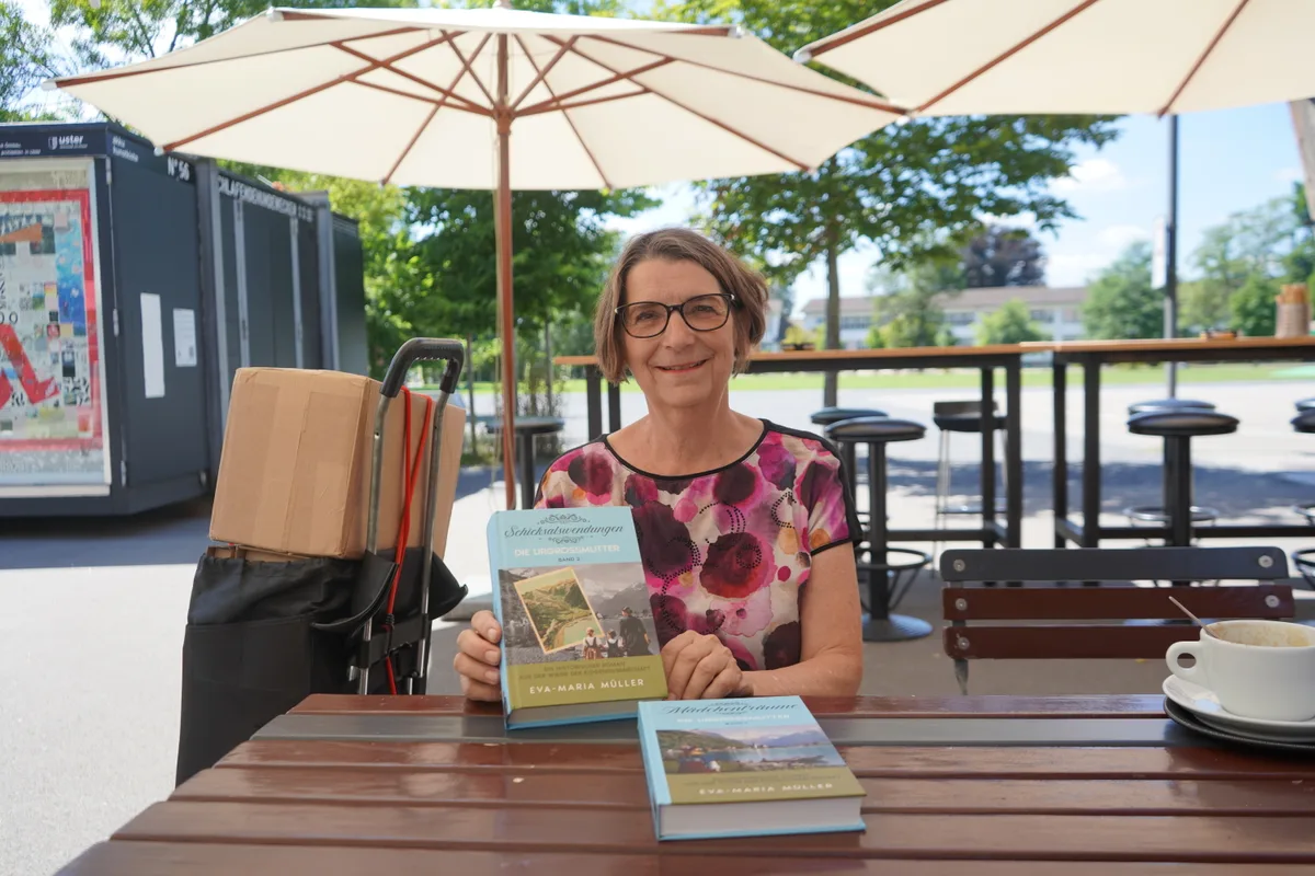 Die Autorin Eva-Maria Müller bringt Exemplare des zweiten Bands zur Post.
