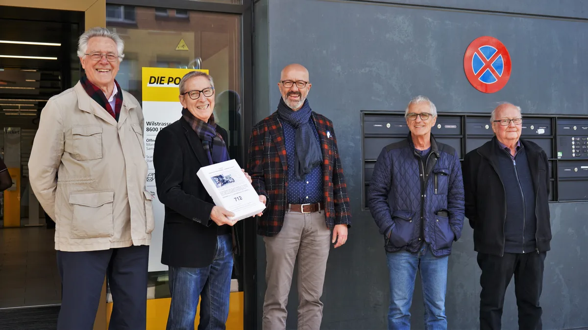 Stadtpräsident André Ingold (in der Mitte) übernimmt Petition «Dübendorfer Post-Parkplätze – unhaltbarer Zustand!» von Hugo Bachmann, Peter Anderegg, Fredi Anderhub und Heinz Jauch (v.l.n.r). Stadtpräsident André Ingold (in der Mitte) übernimmt Petition «Dübendorfer Post-Parkplätze – unhaltbarer Zustand!» von Hugo Bachmann, Peter Anderegg, Fredi Anderhub und Heinz Jauch (v.l.n.r).