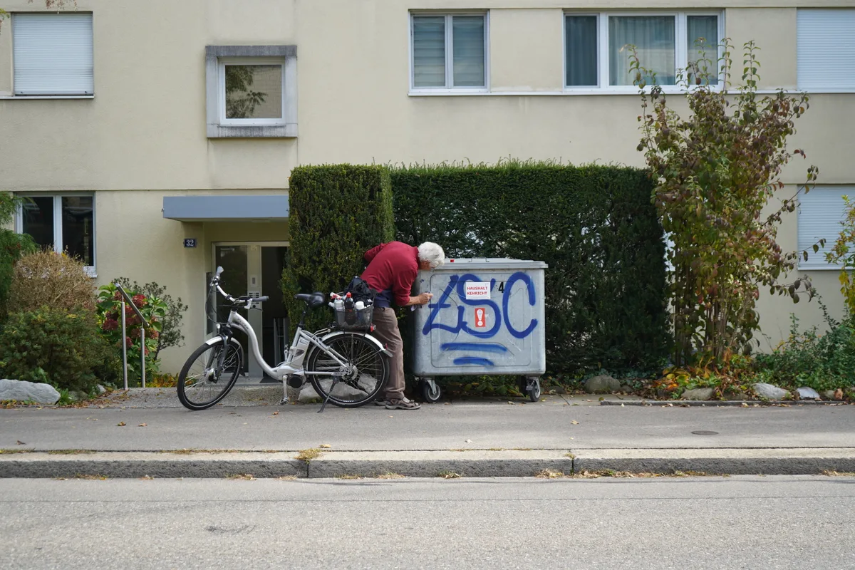 Der Bänkliputzer aus Uster entfernt alle Kleber und FCZZ-Sprayereien.