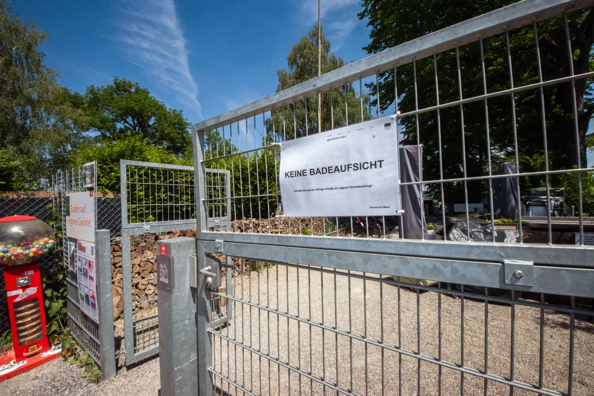 23780502-5 Am Eingang der Badi werden Besuchende über die aktuelle Situation informiert.
