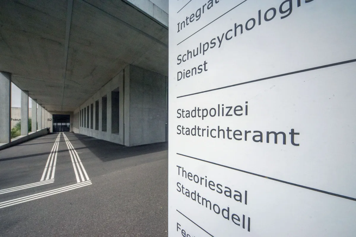 Die Stadtpolizei Uster hat Rechnungsbeträge aufgesplittet, sodass teure Anschaffungen unter dem Radar blieben. Eine Entscheidung mit Folgen. Die Stadtpolizei Uster hat Rechnungsbeträge aufgesplittet, sodass teure Anschaffungen unter dem Radar blieben. Eine Entscheidung mit Folgen.